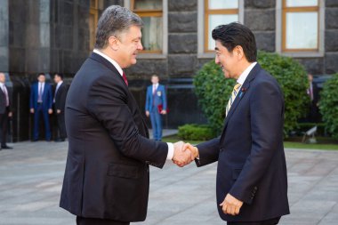 Şinzo Abe ve Petro Poroshenko
