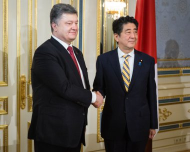 Şinzo Abe ve Petro Poroshenko