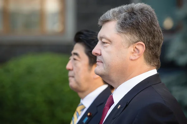 Shinzo Abe en Petro Poroshenko — Stockfoto