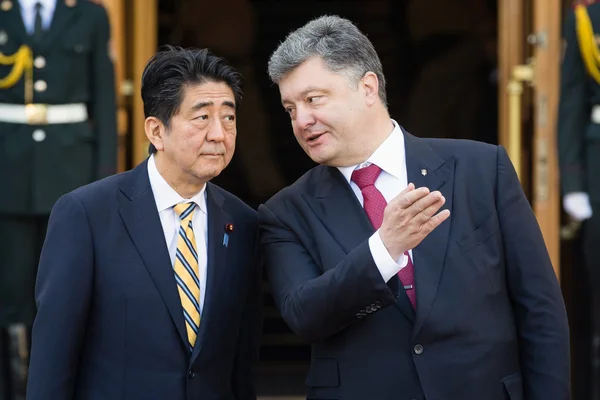 Shinzo Abe and Petro Poroshenko — Stock Photo, Image