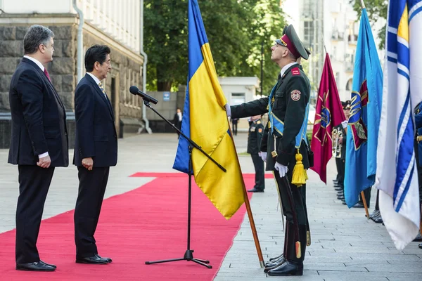 Shinzo Abe en Petro Poroshenko — Stockfoto