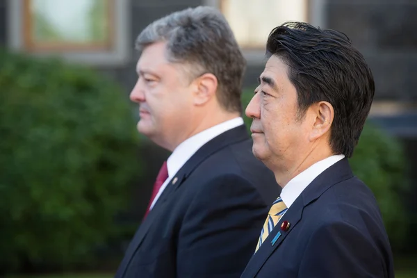 Shinzo Abe and Petro Poroshenko — Stock Photo, Image