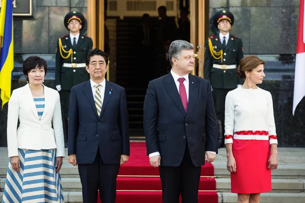 Şinzo Abe ve Petro Poroshenko — Stok fotoğraf