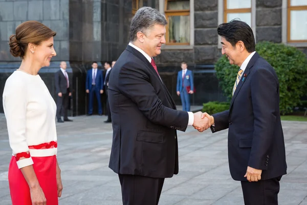 Shinzo Abe and Petro Poroshenko — Stock Photo, Image