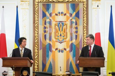 Şinzo Abe ve Petro Poroshenko