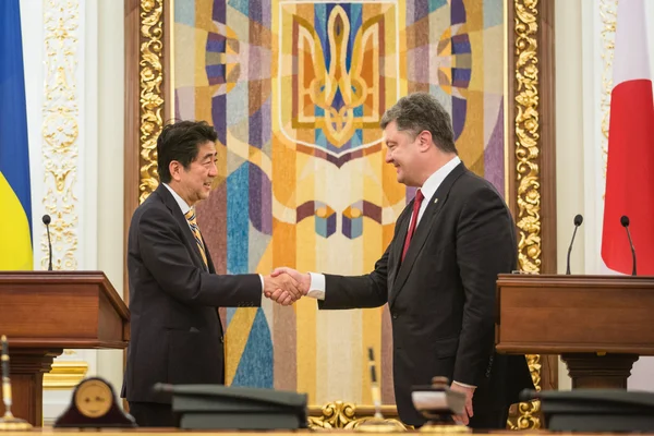 Shinzo Abe and Petro Poroshenko — Stock Photo, Image