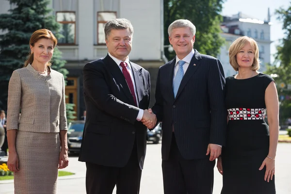 Petro Poroshenko y Stephen Harper con esposas — Foto de Stock