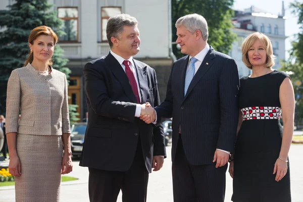 Petro Poroshenko and Stephen Harper with wives — Stock Photo, Image