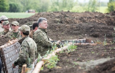 poroshenko'nın Ukrayna cephe bölgelerine ziyaret