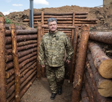 poroshenko'nın Ukrayna cephe bölgelerine ziyaret