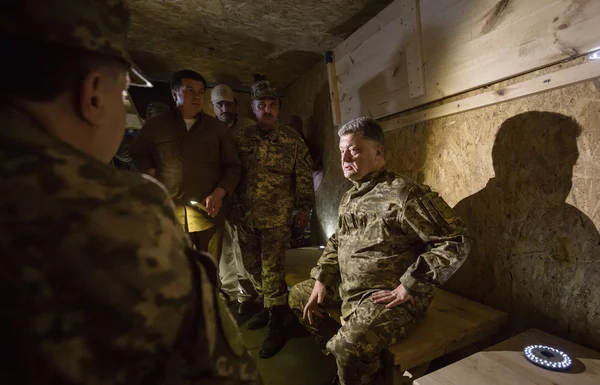Poroshenko'nın Ukrayna cephe bölgelerine ziyaret — Stok fotoğraf