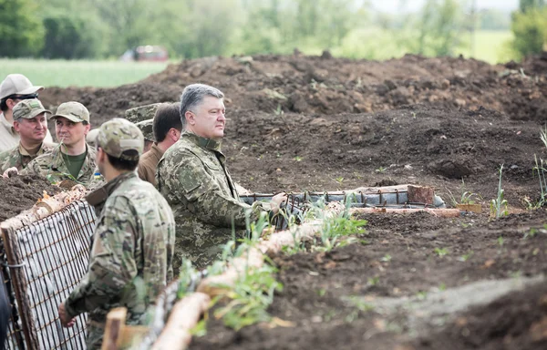 Визит Порошенко в прифронтовые регионы Украины — стоковое фото