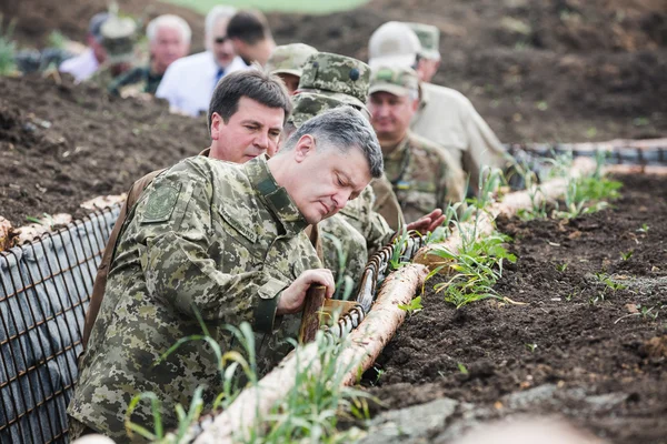 Visita de Poroshenko a las regiones de primera línea de Ucrania —  Fotos de Stock