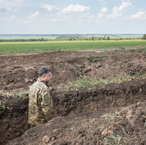 Визит Порошенко в прифронтовые регионы Украины — стоковое фото