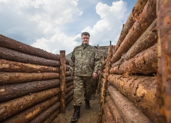 Visita de Poroshenko a las regiones de primera línea de Ucrania — Foto de Stock