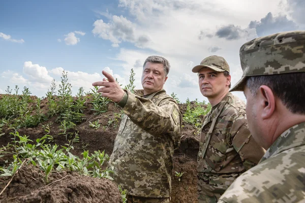 Poroshenko's visit to the frontline regions of Ukraine — Stock Photo, Image