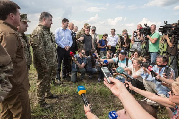 Visita de Poroshenko a las regiones de primera línea de Ucrania — Foto de Stock