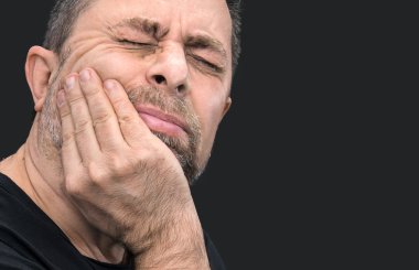 diş ağrısı. Adamın yüzü ile el ile kapalı