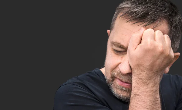 Kopfschmerzen. Mann mit von Hand geschlossenem Gesicht — Stockfoto