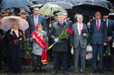 Laying flowers ceremony to the tomb of the unknown soldier