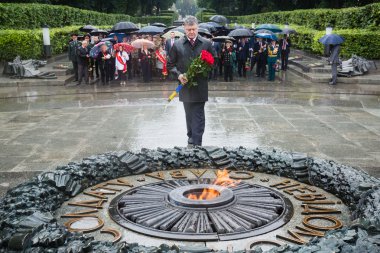 Laying flowers ceremony to the tomb of the unknown soldier