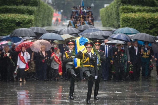 Laying flowers ceremony to the tomb of the unknown soldier — Zdjęcie stockowe