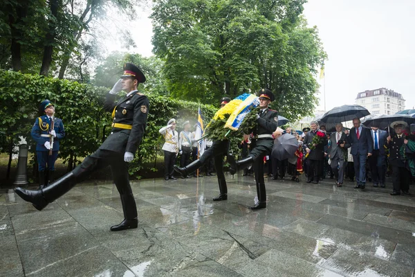 Laying flowers ceremony to the tomb of the unknown soldier — Stock Photo, Image