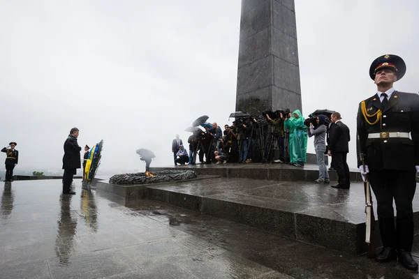 Laying flowers ceremony to the tomb of the unknown soldier — Stock Photo, Image