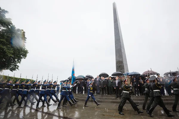 Laying flowers ceremony to the tomb of the unknown soldier — Stock Photo, Image