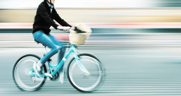 Abstracte afbeelding van fietser op de rijweg stad. — Stockfoto