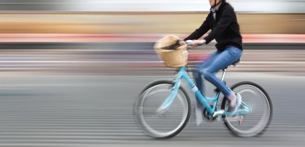 Imagem abstrata do ciclista na estrada da cidade . — Fotografia de Stock