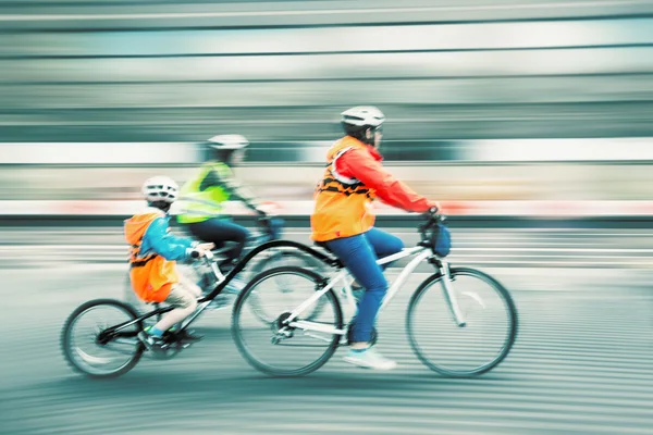 若い家族は子供と市内の路上で、自転車に乗ってください。 — ストック写真
