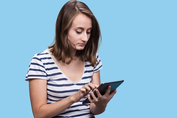 Mujer usando una tableta digital — Foto de Stock