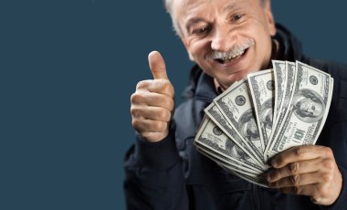 mutlu bir yaşlı adam gösteren fan para