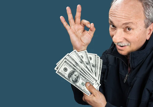 Starší muž zobrazeno ventilátor peněz — Stock fotografie