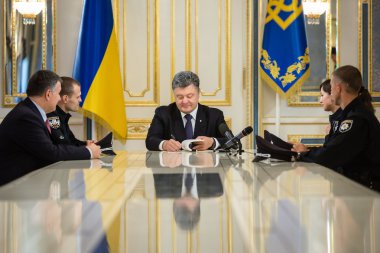 Başkan Poroshenko hukuk, Ukrayna tarihinde ulusal polis imzaladı