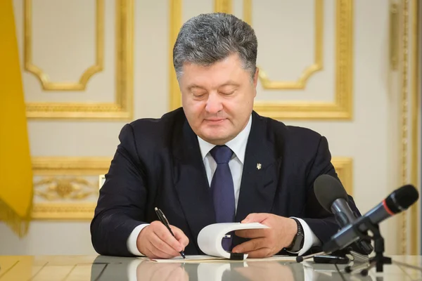 Порошенко Президент підписав Закон України на національної поліції — стокове фото