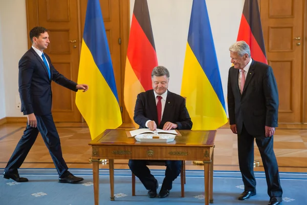 Petro Poroshenko and Joachim Gauck — Stock Photo, Image