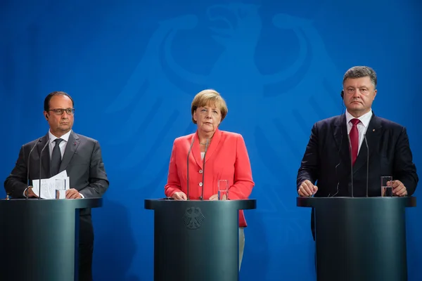 Francois hollande, angela merkel und petro poroschenko — Stockfoto