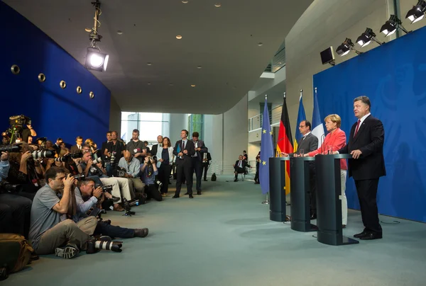 Francois hollande, angela merkel und petro poroschenko — Stockfoto