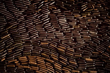 Kiev, Ukrayna - 25 Ağustos 2015: Savaşın yüzü. Rusya Devlet Başkanı Vladimir Putin'in Donbas'taki savaş alanlarından çıkan kurşun kovanları tarafından yapılmış portresinin bir parçası. Sanatçı Daria Marchenko.