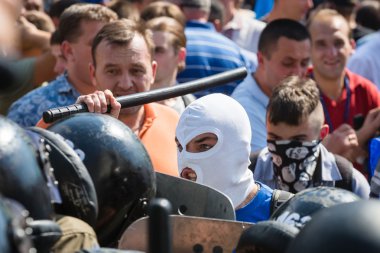 Clashes between protesters and law enforcers under parliament of