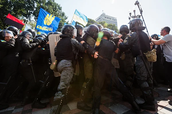 Clashes between protesters and law enforcers under parliament of — Stok fotoğraf