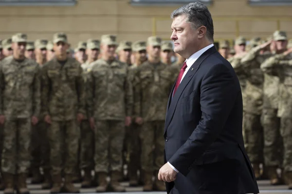 Petro Poroshenko och kadetter av krigsmakten av Ukraina — Stockfoto