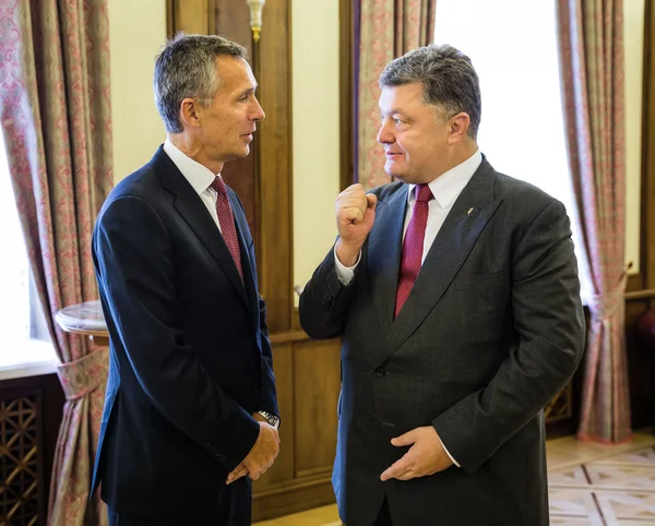 Präsident der Ukraine Poroschenko und Nato-Generalsekretär Jens — Stockfoto