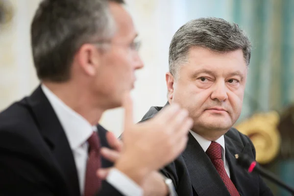 主席的乌克兰波罗申科和北约秘书长延斯 · — 图库照片