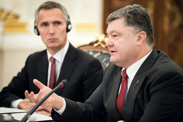 Presidente de Ucrania Poroshenko y Secretario General de la OTAN Jens — Foto de Stock