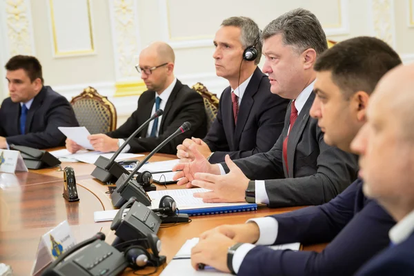 Prezident Ukrajiny Poroshenko a generální tajemník Nato Jens — Stock fotografie