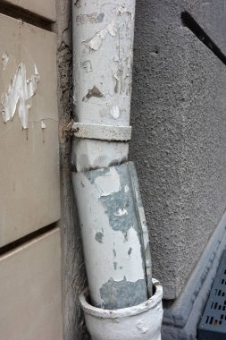 Yakın plan, eski oluk sisteminin dokuma duvardaki detaylarını gösteriyor.