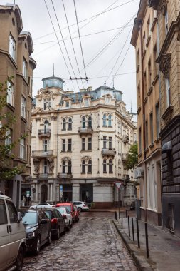 Lviv, Ukrayna - 12 Ekim 2025: Lviv, Ukrayna 'da güzel tarihi binalar ve kaldırımlı yollar ile çevrili